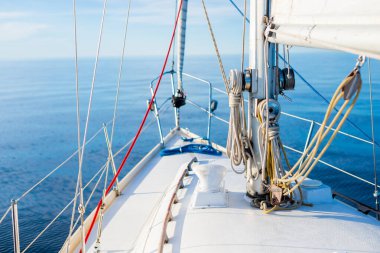 Açık bir Baltık Denizi 'nde güneşli bir günde beyaz bir yat sürüyor. Güverteden pruvaya, yakın çekim. Estonya