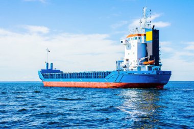 Kargo gemisi yaklaşıyor. Açık mavi gökyüzü. Baltık Denizi, Letonya