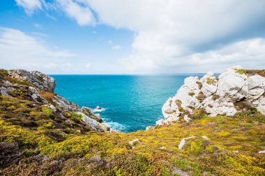 Fransa, Brittany 'deki Pointe de Toulinguet' de bir okyanus gölü manzarası