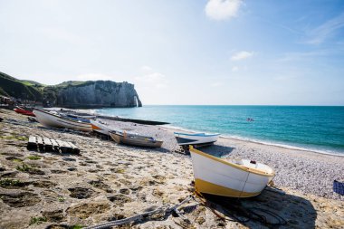 Normandiya, Fransa 'daki Etretat beyaz kayalıklarının manzarası