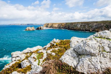 Fransa, Brittany 'deki Pointe de Toulinguet' de bir okyanus gölü manzarası