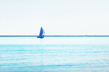 Yelkenli yat yarışı. Modern yelkenliler mavi yelkenli ile yarışıyor. Açık bir yaz günü. Kiel, Almanya