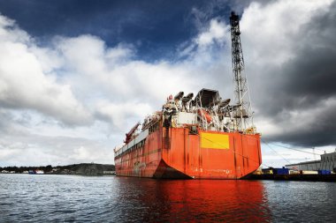 Yüzen, üretim, depolama ve indirme FPSO gemisi limana demirlemiş, yakın plan. Riga, Letonya. Yakıt ve enerji üretimi, endüstri, küresel iletişim, çevresel hasar