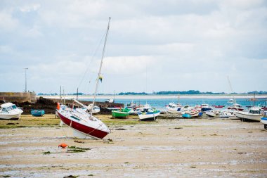 Plouguerneau, Brittany, Fransa 'da okyanus akıntısı sırasında yatlar. Yakın plan.