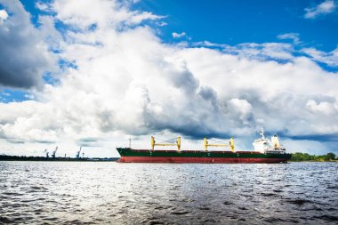 Baltık denizinde giden bir kargo gemisi.