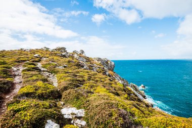 Fransa, Brittany 'deki Pointe de Toulinguet' de bir okyanus gölü manzarası