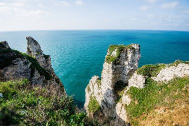 Normandiya, Fransa 'daki Etretat beyaz kayalıklarının manzarası