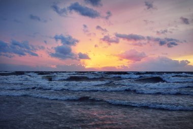 Danimarka, Baltık Denizi 'nin üzerindeki çarpıcı günbatımı gökyüzü. Fırtına dalgaları ve renkli bulutlar. Uzun pozlama