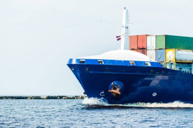 Büyük mavi bir kargo konteynırı gemisi yaklaşıyor. Baltık Denizi, Saulkrasti Limanı, Letonya