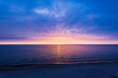 Renkli yaz günbatımı. Dalgalar ve bulutlar. Britanya, Fransa