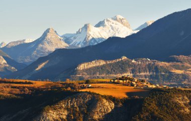 Güneşli bir kış gününde dağ zirveleri. Açık mavi gökyüzü. Fransız Alpleri, Ecrins Massif, Fransa. Idyllic manzara. Doğa, mevsimler, kış, kayak, Noel tatilleri. Panoramik görünüm