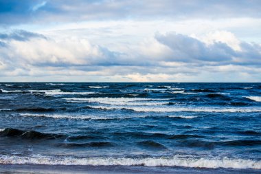 Kuzey denizi üzerinde soğuk fırtınalı dalgalar ve bulutlar, Hollanda
