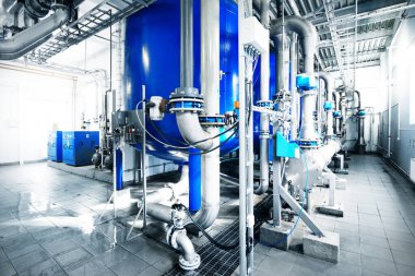 Büyük endüstriyel su arıtma ve kazan dairesi. Parlak çelik borular, pompalar, vanalar. Endüstri, teknoloji, özel ekipman, biyoteknoloji, kimya, ekoloji, ısıtma, işyeri güvenliği