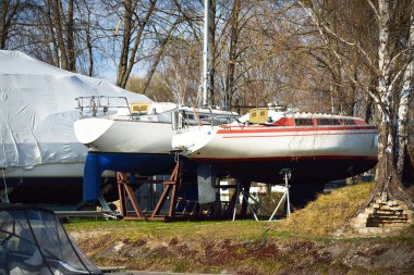 Yat limanında kışın yüzen yelkenliler var. Daugava Nehri, Riga Limanı, Letonya