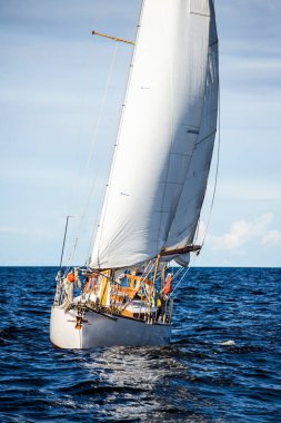 Eski, pahalı, ahşap bir yelkenli (yawl) yakın çekim, açık denizde yelken. Maine sahili, ABD. Spor, gezi, eğlence, eğlence aktivitesi.