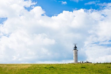 İngiliz kanalı kıyısında bir deniz feneri, yakın plan. Idyllic bulut manzarası. Kaptan Gris Nez, Pas-de-Calais, Fransa
