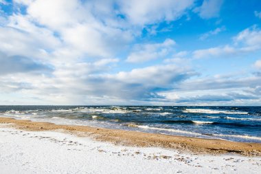 Kuzey denizi üzerinde soğuk fırtınalı dalgalar ve bulutlar, Hollanda