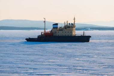 Sovyet buzkıranı yakın plan. Kandalaksha Körfezi kıyılarının panoramik manzarası, Kola Yarımadası 'nın dağları ve ormanları. Beyaz Deniz, Kutup Dairesi, Karelya, Rusya