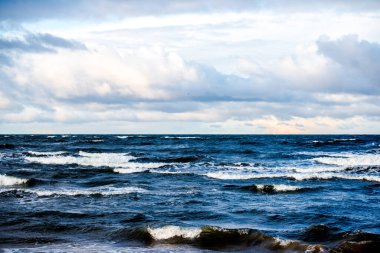 Kuzey denizi üzerinde soğuk fırtınalı dalgalar ve bulutlar, Hollanda
