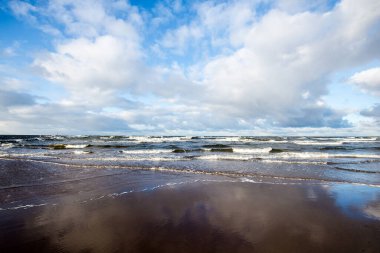 Kuzey denizi üzerinde soğuk fırtınalı dalgalar ve bulutlar, Hollanda