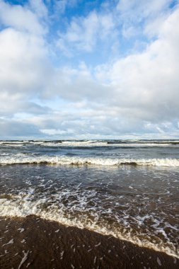 Kuzey denizi üzerinde soğuk fırtınalı dalgalar ve bulutlar, Hollanda
