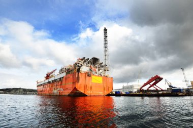 Yüzen, üretim, depolama ve indirme FPSO gemisi limana demirlemiş, yakın plan. Riga, Letonya. Yakıt ve enerji üretimi, endüstri, küresel iletişim, çevresel hasar