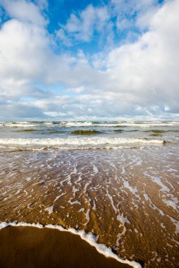 Kuzey denizi üzerinde soğuk fırtınalı dalgalar ve bulutlar, Hollanda
