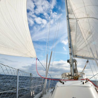 Yelkenli geminin pruvasından tam yelkenli ve direkli