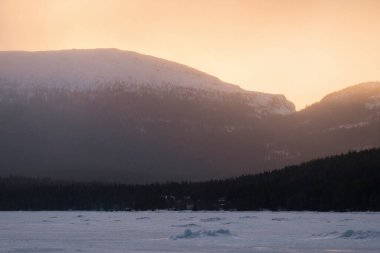 Gün batımında Kandalaksha Körfezi manzarası. Altın akşam bulutları. Arka planda Kola Yarımadası 'nın dağları ve kozalaklı ormanları var. Beyaz deniz, Kutup dairesi, Karelia, Rusya