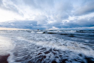 Kuzey denizi üzerinde soğuk fırtınalı dalgalar ve bulutlar, Hollanda