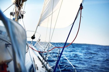 Sabahları açık denizde küçük bir yatın kaputunun altından ileri görüş.