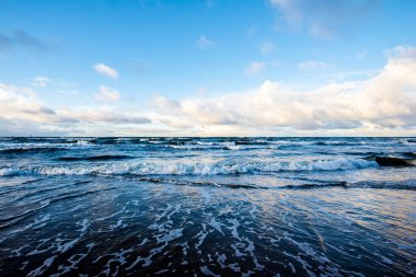 Kuzey denizi üzerinde soğuk fırtınalı dalgalar ve bulutlar, Hollanda