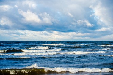 Kuzey denizi üzerinde soğuk fırtınalı dalgalar ve bulutlar, Hollanda