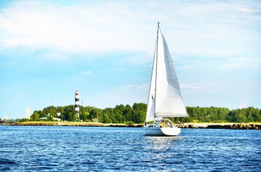 Güneşli bir günde Riga 'nın modern yat giriş limanı