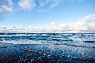 Kuzey denizi üzerinde soğuk fırtınalı dalgalar ve bulutlar, Hollanda