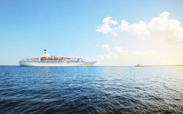 Großes Weißes Passagierschiff Der Ostsee Nahaufnahme Leuchtturm Hintergrund Rigaer Bucht — Stockfoto