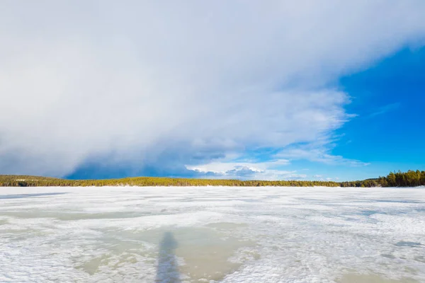 Dramatisk Blå Himmel Ovanför Den Snötäckta Frusna Kuito Sjön Barrskog — Stockfoto