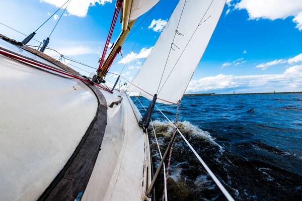 スループは晴れた日にヨットを操縦した デッキから弓と帆への眺め 波と水が飛び散った バルト海 ラトビア — ストック写真