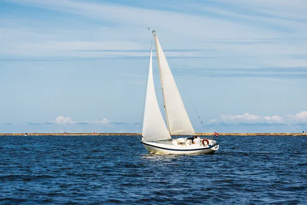 Sloop Branco Fraudado Iate Navegando Dia Claro Farol Fundo Céu — Fotografia de Stock