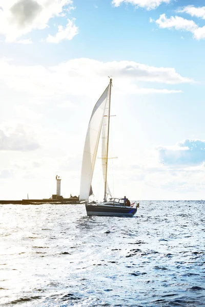 Gün Batımında Yelkenli Tekneyle Açılacak Arka Planda Deniz Feneri Var — Stok fotoğraf