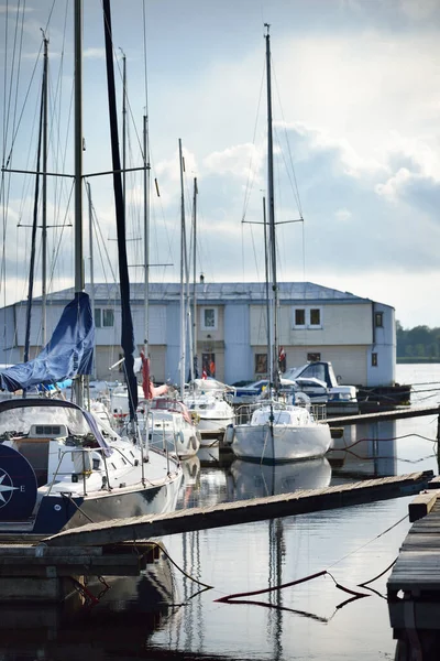 Yachter Och Båtar Förtöjda Till Brygga Klar Sommardag Närbild Reflektioner — Stockfoto