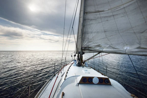 Sloop Branco Velejar Iate Manipulado Perto Costa Maine Southwest Harbor — Fotografia de Stock