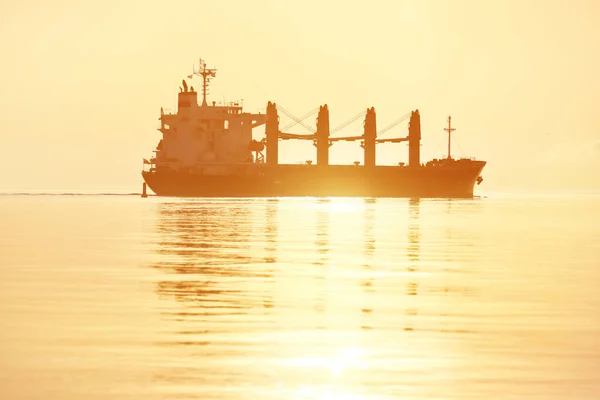 Groot Vrachtkraanschip Bij Zonsondergang Avond Bewolking Fel Zonlicht Oostzee Letland — Stockfoto
