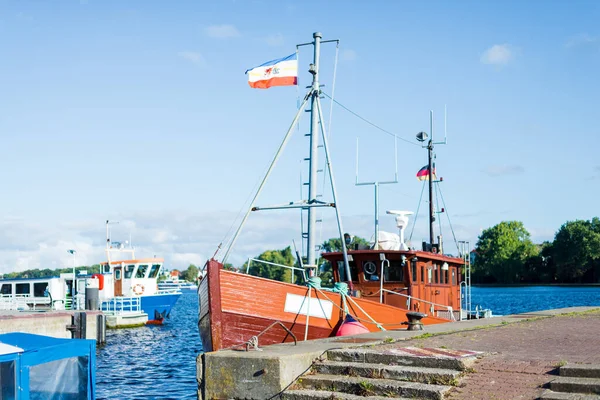 Barche Vela Sul Molo Una Chiara Giornata Estiva Rostock Germania — Foto Stock