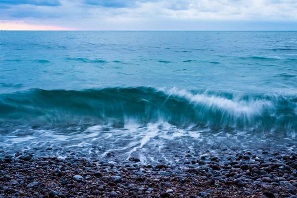 Rotsachtige Kust Bij Etretat Kliffen Bij Zonsondergang Kleurrijke Avondwolken Normandië — Stockfoto