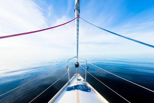 Sloop Branco Sabotou Iate Navegando Mar Báltico Aberto Dia Ensolarado — Fotografia de Stock