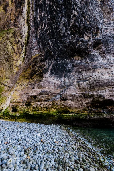 Cachoeira Penhasco Laranja Com Musgo Verde Etretat Normandia França — Fotografia de Stock