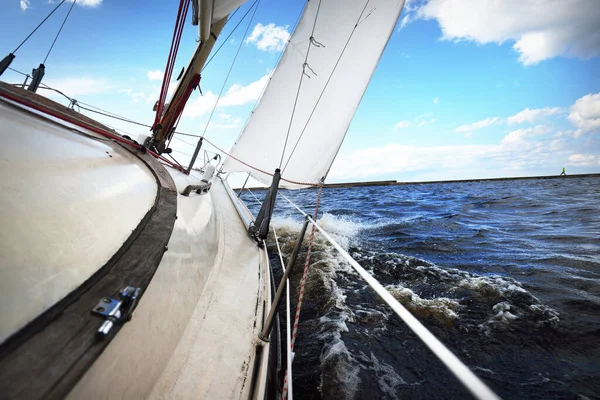 スループは晴れた日にヨットを操縦した デッキから弓と帆への眺め 波と水が飛び散った バルト海 ラトビア — ストック写真