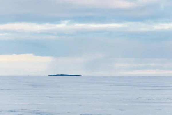 Kış Manzarası Gün Batımında Donmuş Karla Kaplı Göl Manzarası Arka — Stok fotoğraf