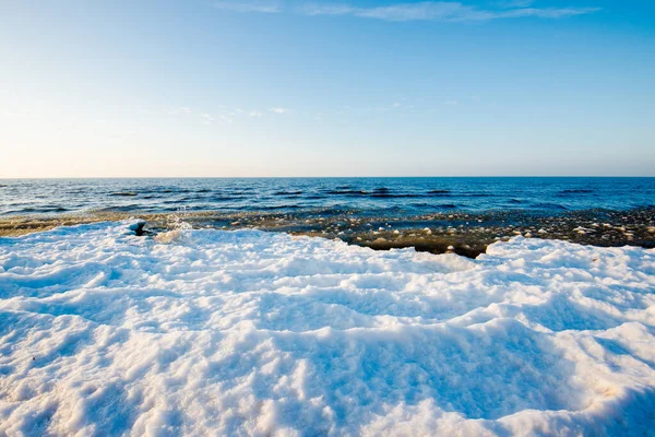 Mar Coberto Neve Dia Ensolarado Inverno Ondas Frias Sobre Mar — Fotografia de Stock